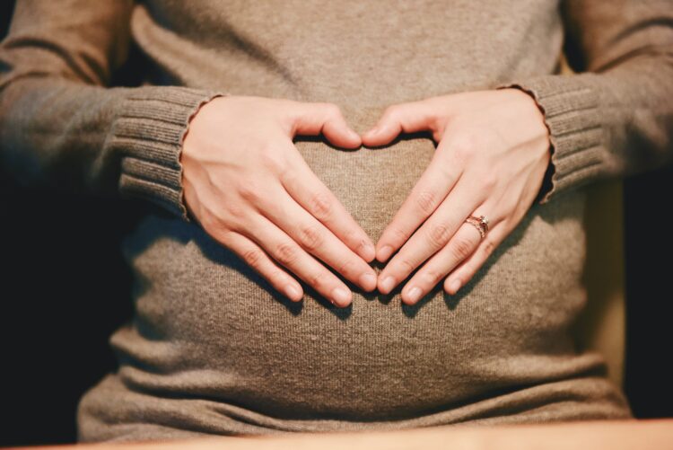 5 beneficios de practicar yoga durante el embarazo